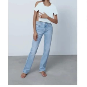 Mid Rise jeans från Zara - Säljer ett par ljusblå mid Rise jeans i straight fit. Perfekta för en avslappnad vardagslook. Passar till allt från t-shirts till skjortor!