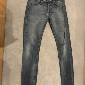 Dondup jeans - Dondup jeans strl 31. Litet hål vid gylfen som man ser. Modellen George skinny fit.