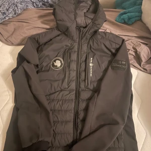 Sail Racing Jacka - Säljer min varma och bekväma Sail racing som är perfekt för under Vintern, Hösten och Våren. Den är storlek L men passar också M lika bra!