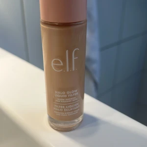 e.l.f. Halo Glow Liquid Filter - Säljer en e.l.f. Halo Glow Liquid Filter som ger en fantastisk glow till huden. Perfekt för att boosta din naturliga lyster. Kommer i en smidig flaska med rosa lock. Perfekt för en strålande look! Använd typ 2 gånger o säljer för att det visade sig vara fel färg shade fair/light💗🙌