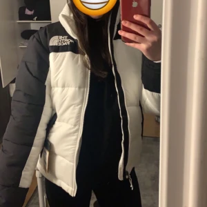 The North Face Jacka - The North Face 1996 retro nuptese dunjacka, väldigt skön och varm. Sitter lite tajt på men känns som en varm kram! Väldigt snygg men säljes pågrund av för lite användning:( värd ca3600kr