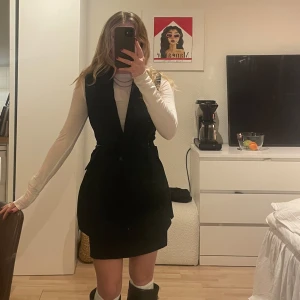 Kostym väst - Har älskat denna men kommer tyvärr inte till användning längre.💗 så fin kostym väst, funkar att knyta så Amman framhäver midjan eller ha öppen. Fråga om ni vill ha fler bilder!