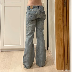 Lågmidjade bootcut jeans🤩 - Midja 39 cm rakt över, innerben 87 cm o gren 19 cm jae 169 o xs-s för referens💕