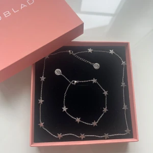 Edblad Smycken - Säljer nu mitt stjärn armband och halsband ifrån Edblad🫶🏻 Båda är i jättefint skick och har inte slitits på! Nypris för halsbandet=399kr Mitt pris=150kr Nypris för armbandet=349kr Mitt pris=100kr Pris för båda=200kr Hör av dig om du är intresserad💕OBS FAST PRIS!