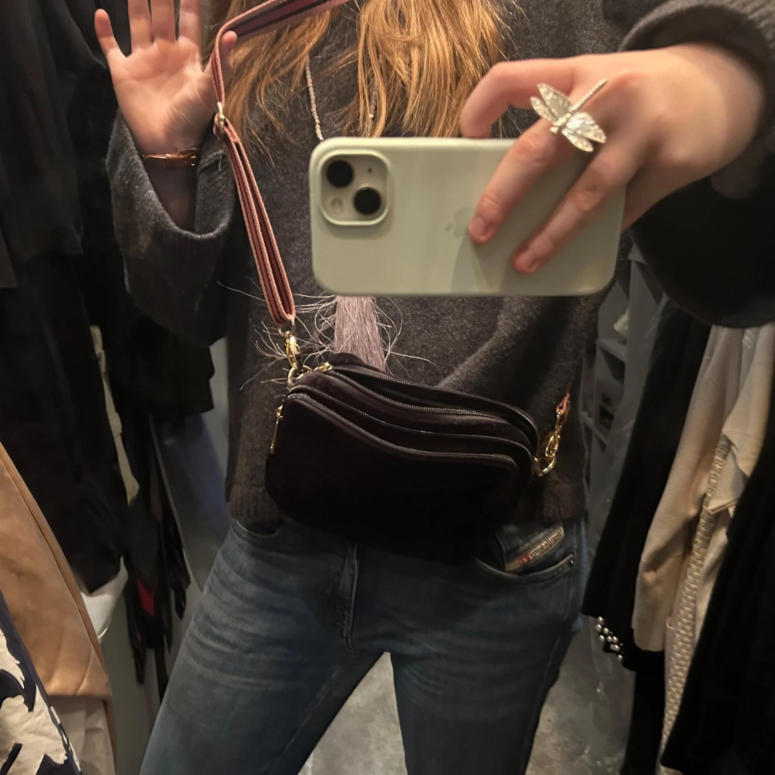 Svart axelväska med randigt band - 1