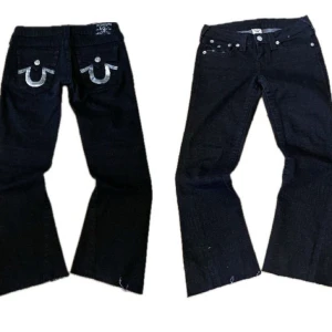True religion jeans - True religion jeans. Bootcut och låg midjade. Tjej modellen joey. 66cm inner bens längd.  Ganska korta. 34cm midja rakt över och klippta med sax nere vid fötterna. Annars ganska bra skick. Äkta och fråga gärna om mer mått eller fler bilder.