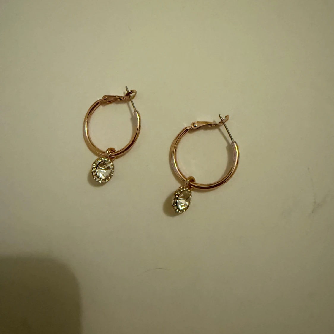 Guldörhängen med glittriga stenar