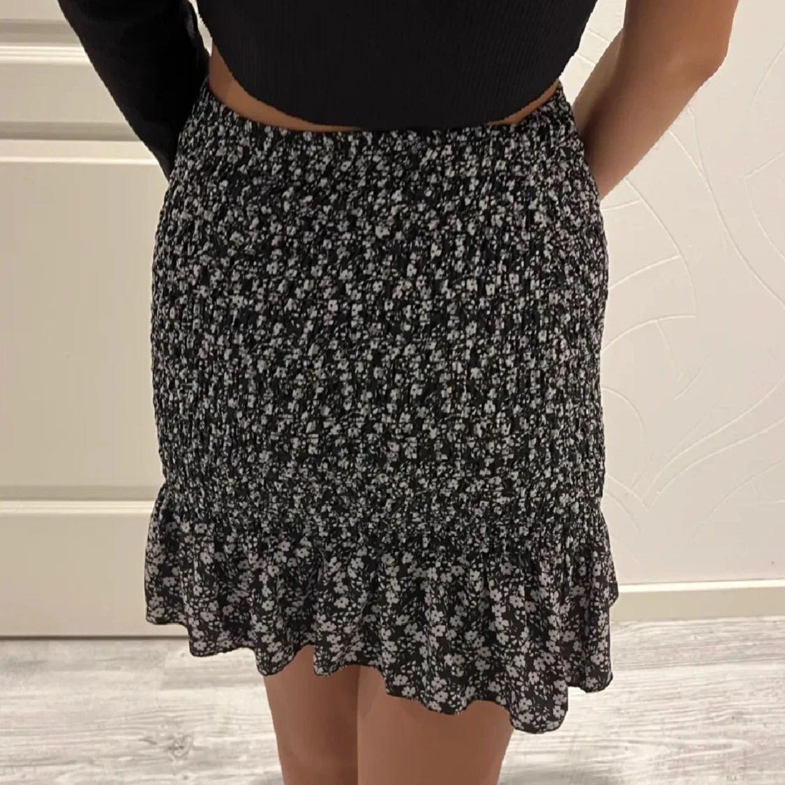 Svart blommig kortkjol