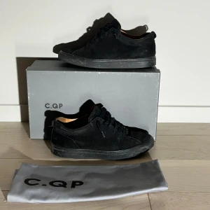 Svarta sneakers från C.QP - Snygga svarta sneakers från C.QP i mocka. Dom är använda några gånger. Box, dustbag och kvitto ingår 