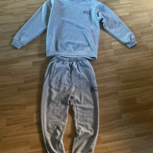 Grå sweatshirt från Stussy x Nike - Säljer en grå sweatshirt från Stussy x Nike. Tröjan har en rund halsringning och långa ärmar. Perfekt för en avslappnad stil. Logotypen är broderad på bröstet.
