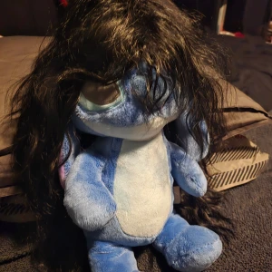 Svart peruk med vågigt hår - Säljer en lång svart peruk med vågigt hår. Perfekt för cosplay eller maskerad. Håret är glansigt och ser naturligt ut, vilket ger en realistisk look.