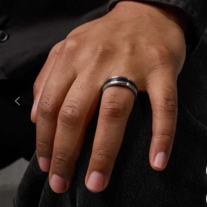 Trendhim Ring - säljer denna as snygga ring då den ej kommit till användning. köptes för 1065kr, ge olika bud på va ni kan tänkas köpa den för.🔥🤍