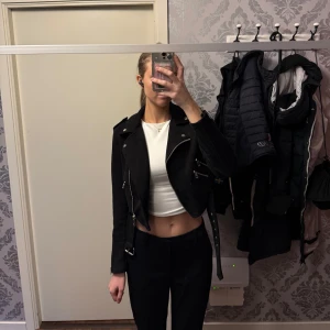 Svart mocka jacka - Fin svart lite kortare mocka jacka. Allt är helt, ganska använd men har legat på hyllan nått år. Den är i storlek M men skulle nog säga att den är mer som än S