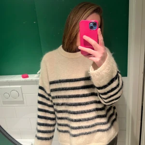 Randig mohair stickad tröja  - Skit skön svart och vit randig stickad tröja i mohair från hm! Jättebra skick nyligen köpt och använd några få gånger 🩷