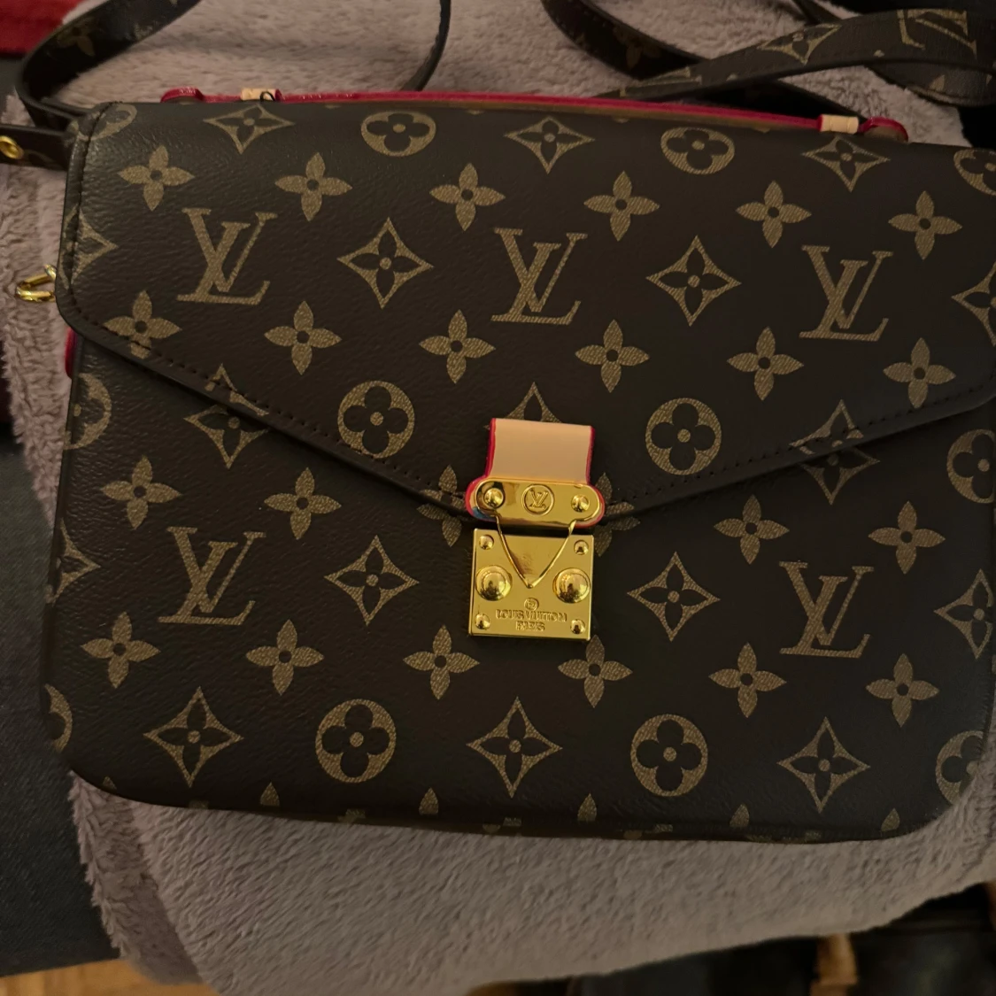 NY! Väska med monogram mönster