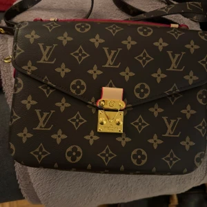 NY! Väska med monogram mönster - Helt ny oanvänd. Hittade en annan jag hellre ville ha därav jag säljer denna. Förpackning medföljer. Fint material.