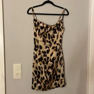 Leopardmönstrad klänning från Parisian - Snygg leopardmönstrad klänning från Asos oanvänd!😍