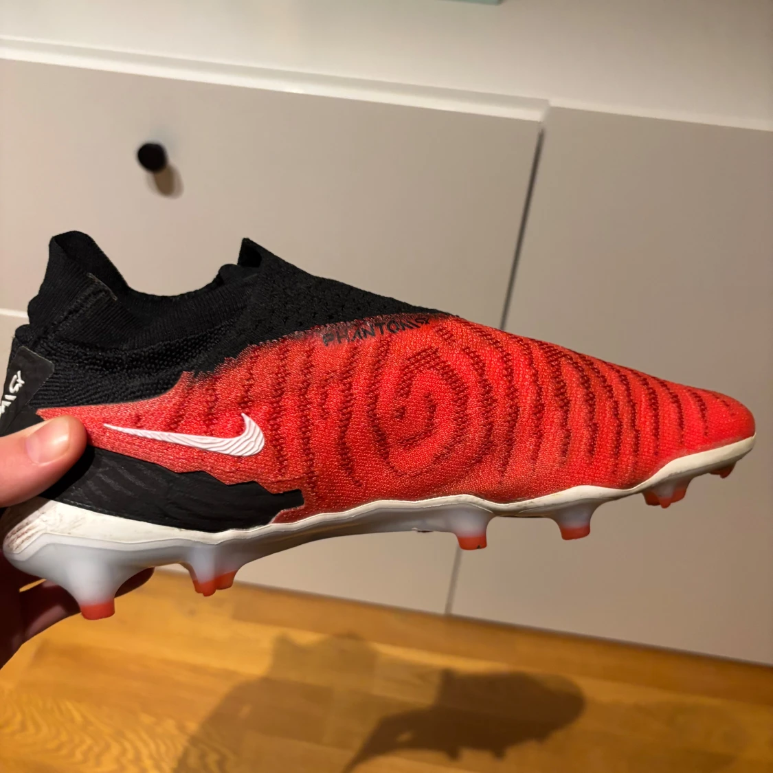 Röda och svarta fotbollsskor från Nike - 2