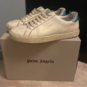 Vita Palm Angels skor  - Säljer snygga Palm angels skor  Dem är väldigt slitna därför kan pris diskuteras  Nya 4199 jag säljer för 699 Hör av om ni vill ha några närmare bilder 