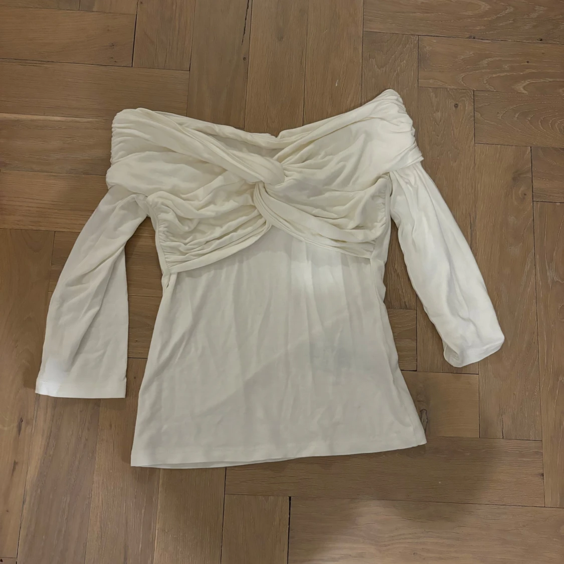 Vit offshoulder topp från Claire Rose x NA-KD - 1