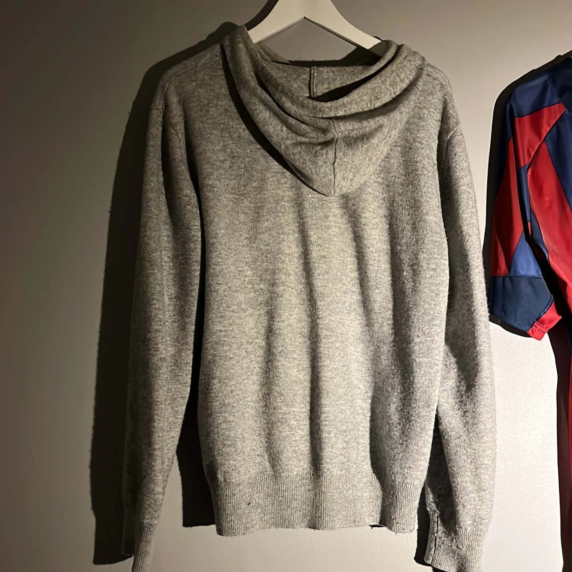 Grå cashmere hoodie från Calmire - 3