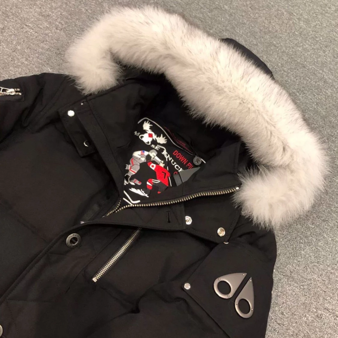 Svart dunjacka med avtagbar pälshuva
