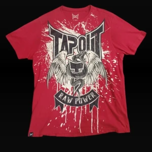 Röd T-shirt från Tapout - As fet Tapout tshirt! INTRESSEKOLL, BUDA GÄRNA! Röd med tryck av orm med vingar. Storleken XL men sitter som L/M beroende på längd. DM för mer information om mått. 