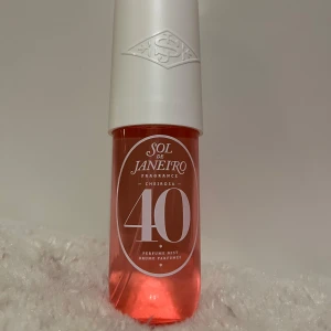 Sol de janeiro body mist 40 - Helt ny body mist- inga pumpar använda! Den innehåller 90ml perfym och är orginal pris 250kr. Våga kontakta vid frågor eller funderingar!🥰 