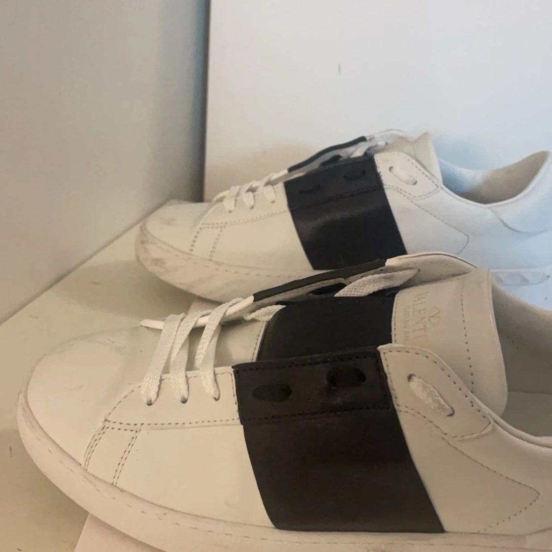 Valentino Garavani sneakers i vitt och svart - 1
