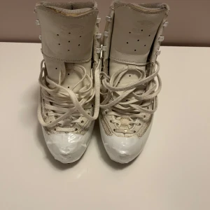 Säljer EDEA ice fly - Säljer ett par EDEA ice fly o storlek 240, utseendet är inte det bästa men det fungerar fortfarande hur bra som häslt! Dessa är fortfarande hård och passar bra för åkare som lär sig dubbelhopp.