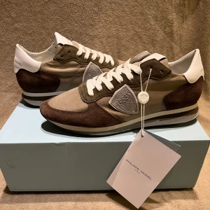 Philippe Model TPRX - HELT NYA Philippe model TPRX, skorna är lite lite ljusare i verkligheten  | Storleken är 41 innersulan är 28cm | bara box och skor ingår | Hör av er vid frågor eller funderingar! INGA BYTEN