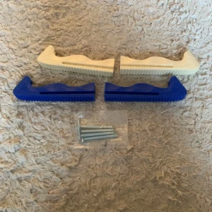 Säljer hårda skenskydd från Rockerz - Säljer ett par helt nya hårda sken skydd från rockerz.