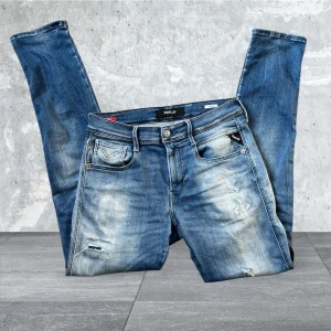 Replay Anbass Herr - Ett par feta Slitna jeans från Replay knappast använda inga tecken på skador, Med storlek 30! Replay Anbass