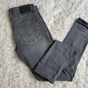 Replay jeans  - Ett par Replay anbass jeans i storleken 31/34 men skulle säga att den sitter som 30/32. Jeansen är bara använda ett fåtal gånger då dem var för små för mig. Hör av er vid frågor !