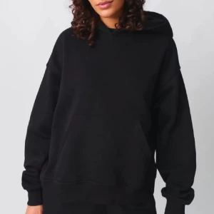 Svart hoodie - Säljer en svart hoodie med från Gina. Jättemysig! Mycket bra skick, som ny