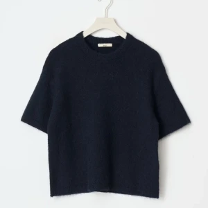 Mörkblå tröja från Gina Tricot - Snygg mörkblå tröja från Gina Tricot med korta ärmar. Perfekt för en stilren look. Slutsåld online, priset kan diskuteras🥰