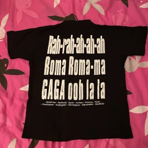 Svart Lady Gaga t-shirt - Svart tröja med lady gaga på🩷🥰 den är baggy men stor storlek S funkar också på M, L, XL.