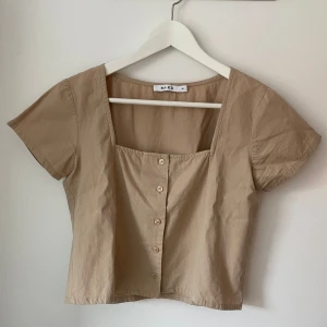 Blus med knappar  - Säljer denna superfina blusen från Na-Kd💗Storlek S