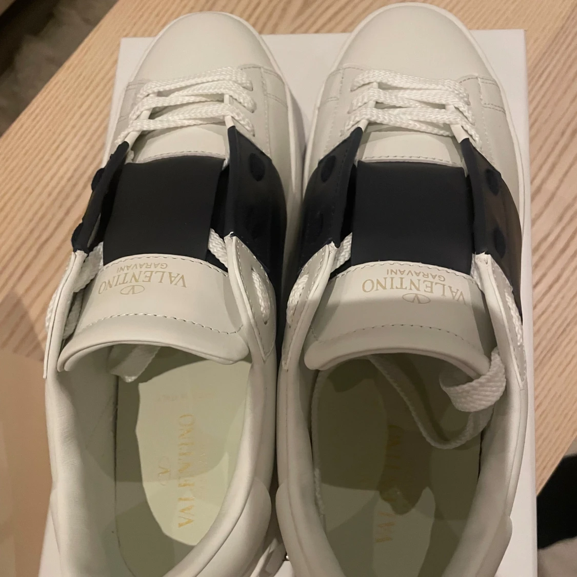 Valentino Garavani sneakers i vitt och svart - 1