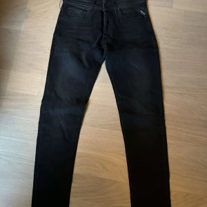  Replay jeans  - Jag säljer mina helt nya replay jeans på grund av att det inte gick att skicka tillbaka de, lapparna och allt är kvar. Snygga svarta jeansbyxor från Replay med en regular slim passform. Byxorna har en klassisk design med fem fickor och en dragkedja. Perfekta för en stilren look.