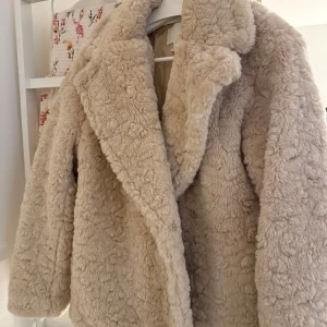 Beige pälsjacka - Beige pälsjacka från hm. Finns inte kvar länge. 10/10 skick använd en gång. Köpt för 900. 