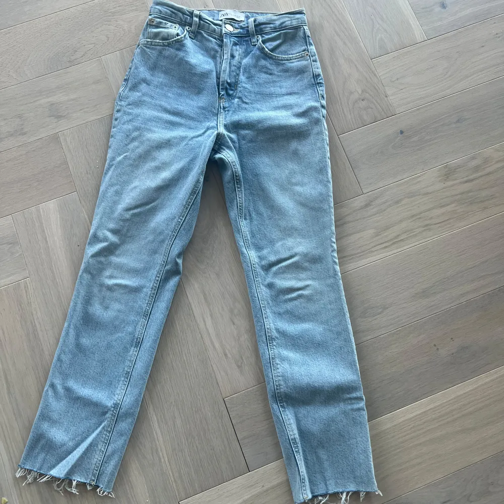 Säljer ett par snygga blå jeans från Zara. Flare modell och mid waist. Knappt använda och normal i storlek. . Farkut & Housut.