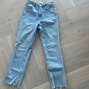 Flare jeans från Zara - Säljer ett par snygga blå jeans från Zara. Flare modell och mid waist. Knappt använda och normal i storlek. 