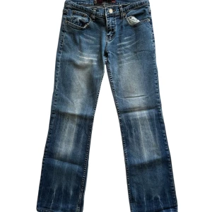 Bootcut jeans - Snygga blåa bootcut jeans som inte längre kommer till användning. Midjemått: 38 cm, innerbenslängd: 74 cm⭐️