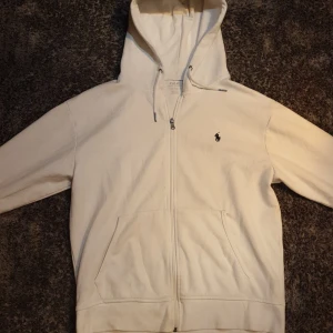 Vit hoodie från Ralph Lauren - Säljer en vit Raplh Lauren zip tröja då den var för stor för mig. PRIS KAN DISKUTERAS. ÄKTA!