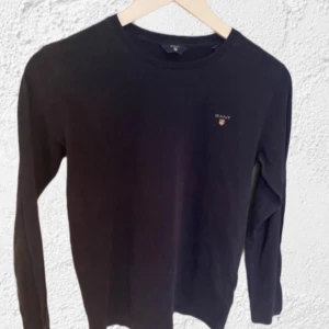  GANT - En fin gant tishirt! Endast använd typ 4gånger hör av er för mer frågor! Passar 11-12 åring