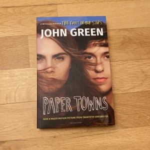 Paper Towns - Säljer boken 'Paper Towns' av John Green på engelska. Denna utgåva har ett omslag från filmatiseringen. Perfekt för dig som gillar ungdomsromaner med mysterium och kärlek. Boken är på engelska och utgiven av Bloomsbury.
