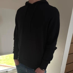 Mörkblå stickad hoodie - Säljer en stilren mörkblå stickad hoodie från Zara. Den är mjuk och bekväm, idealisk för både vardag | Storlek: M | Skicket på tröjan är väldigt bra utan några defekter alls (använd någon gång) - Pris: 399kr - Nypris: 899kr - Skriv vid funderingar!