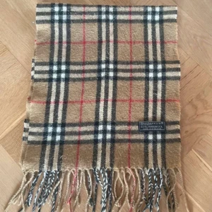 Burberry scarf - Burberry scarf perfekt for vinter. Oanvänd.