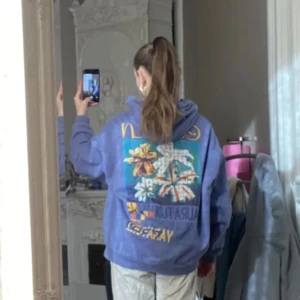 Lila hoodie med  tryck - Bra skick